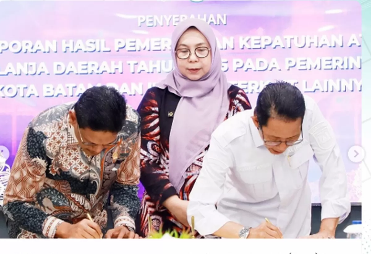 Walikota Batam Amsakar Achmad bersama DPRD Batam menandatangani penerimaan LHP dari BPK Provinsi Kepri  (Foto: Diskominfo Batam)
