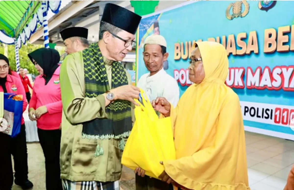 Walikota Batam Amsakar Achmad menyerahkan santunan kepada warga Sembulang saat buka puasa bersama. (Foto: Diskominfo Batam)