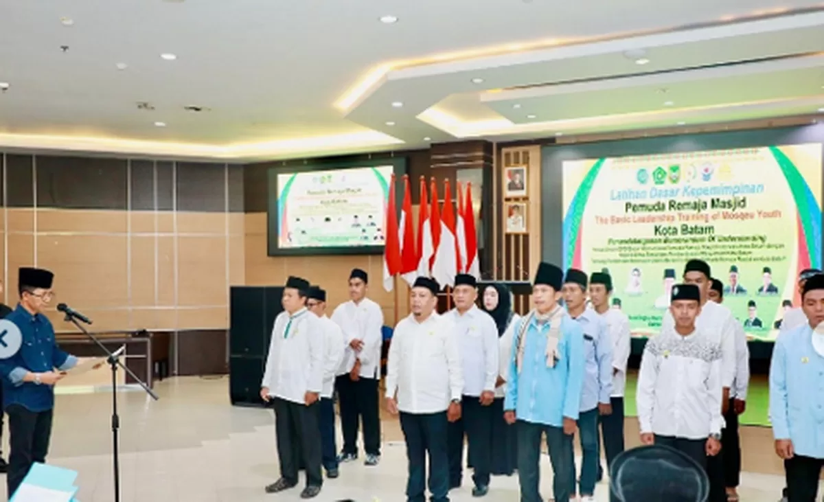 Walikota Batam Amsakar Achmad saat melantik DPK BKPRMI. (Foto: Diskominfo Batam)