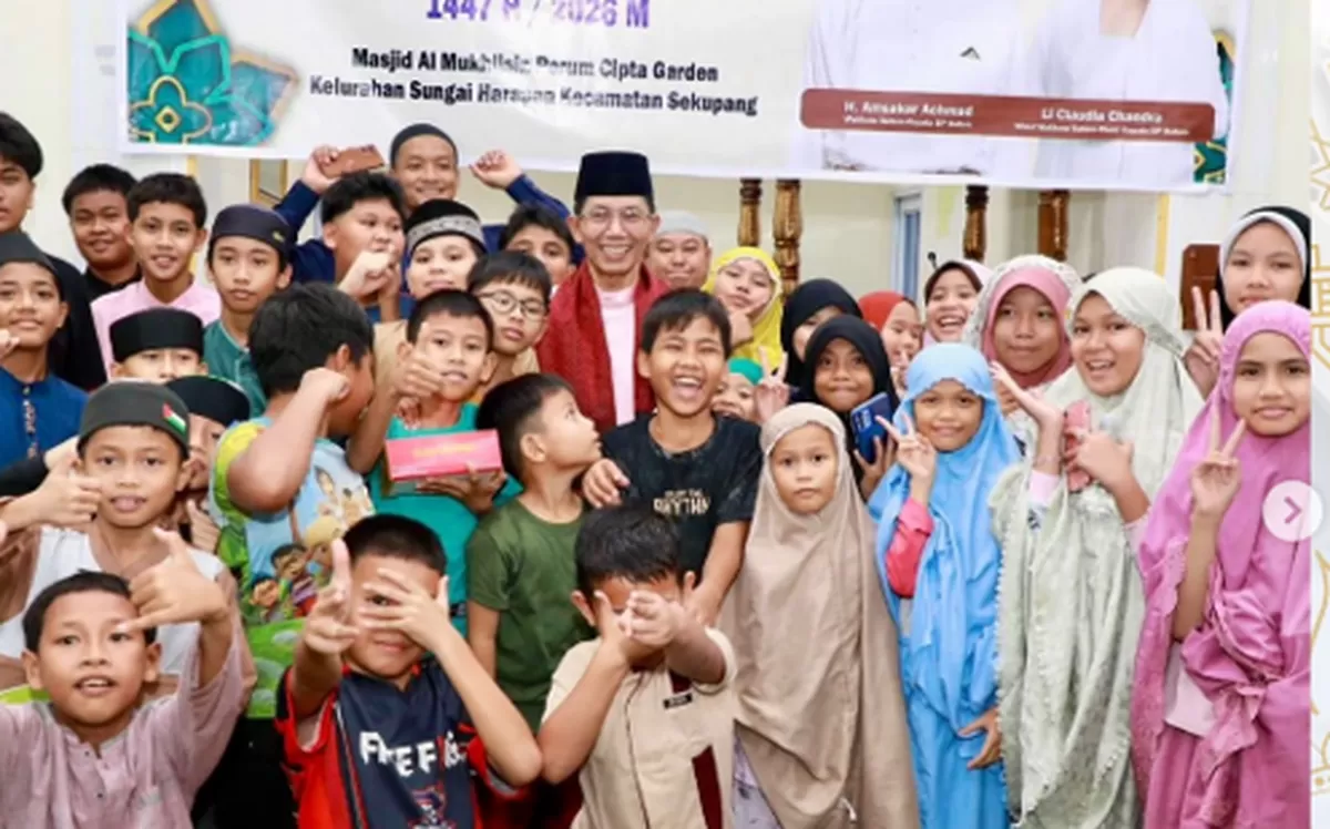 Walikota Batam foto bersama anak-anak saat Safari Ramadan di Masjid Al-Mukhlisin, Perumahan Cipta Garden, Kelurahan Sei Harapan, Kecamatan Sekupang. (Foto:Diskominfo Batam) 