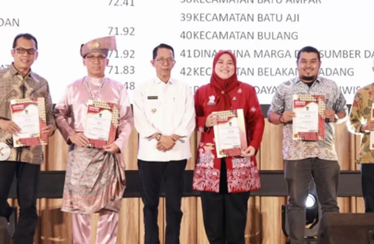 Walikota Batam foto bersama penerima penghargaan dengan kinerja terbaik pada 2025. (Foto: Diskominfo Batam)