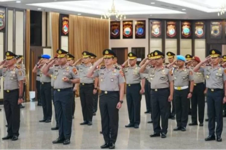 Kapolri Jenderal Pol Listyo Sigit Prabowo melantik 45 perwira tinggi (Pati) Polri. Upacara Korps Raport atau kenaikan pangkat setingkat lebih tinggi dilaksanakan di Gedung Rupatama Mabes Polri, Jakarta Selatan, Jumat (22/12/2023).