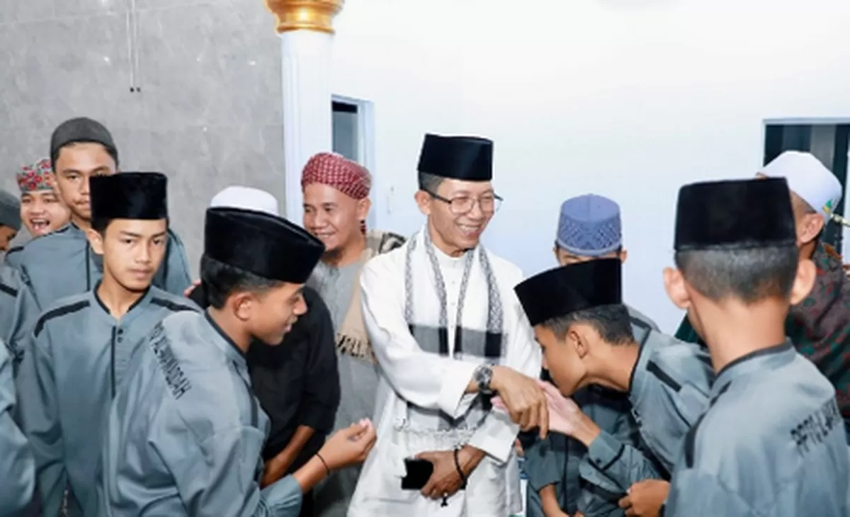 Remaja masjid di Kelurahan Tiban Lama menyalami Walikota Batam Amsakar Achmad saat kegiatan Safari Ramadan. (Foto: Diskominfo Batam)