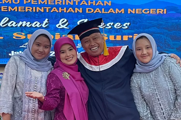 Calon Walikota Depok, Supian Suri usai menjalani Sidang Promosi Doktor Ilmu pemerintahan Sekolah Pascasarjana IPDN, kawasan Cilandak, Jakarta Selatan, Jumat (21/6).  (GERARD SOEHARLY/RADAR DEPOK)