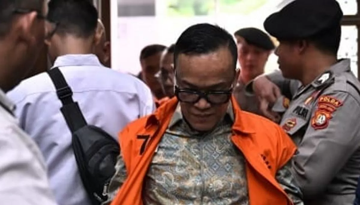 Terdakwa kasus dugaan pemerasan dalam pengurusan sertifikat K3 di Immanuel Ebenezer (tengah) tiba untuk menjalani sidang.(Antara Foto )