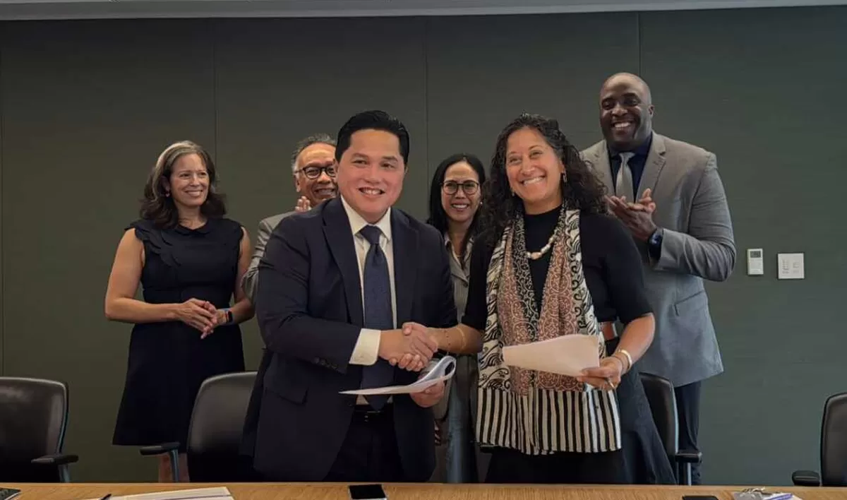 Menteri Pemuda dan Olahraga Erick Thohir dan Dekan NYU School of Professional Studies, Angie Kamath bersalaman usai menandatangani MoU kerjasama, di New York, Selasa, 21 Juli waktu setempat.