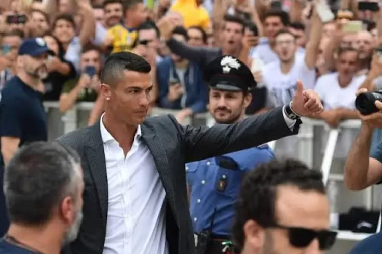 Kedatangan Cristiano Ronaldo di NTT disambut dengan antusiasme luar biasa! Ribuan penggemar memadati lokasi untuk menyambut idola mereka. (www.bola.com)
