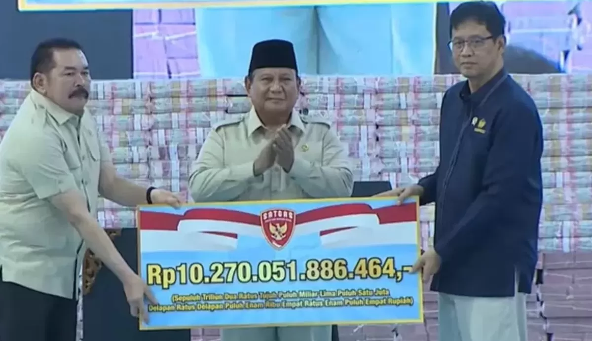 Presiden Prabowo Subianto menyerahkan uang hasil rampasan Rp10,27 triliun. (foto angkapan layar video)