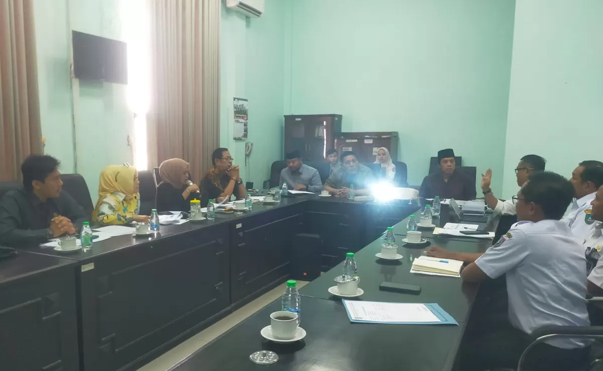 Rapat dengar pendapat antara Komisi C DPRD Jombang dan Dinas PUPR. (SketsaNusantara.id)