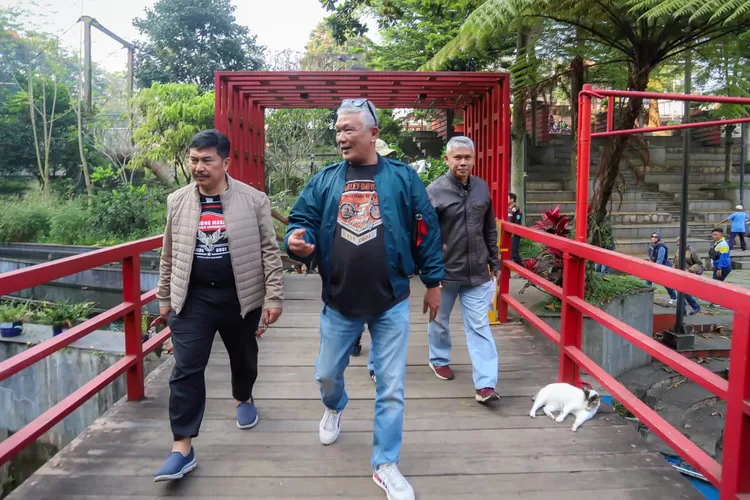 Penjabat Wali Kota Bandung, Bambang Tirtoyuliono saat memantau kawasan Teras Cikapundung Minggu 12 Mei 2024.