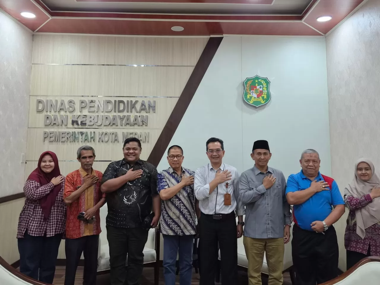 Ketua Pengurus Daerah Majelis Adat Budaya Melayu Indonesia (PD MABMI) Kota Medan, Ir. Tengku Syahri Johan, M.Si., bersama rombongan melakukan audiensi dengan Kepala Dinas Pendidikan Kota Medan,  (Lie/Ist/Doc)