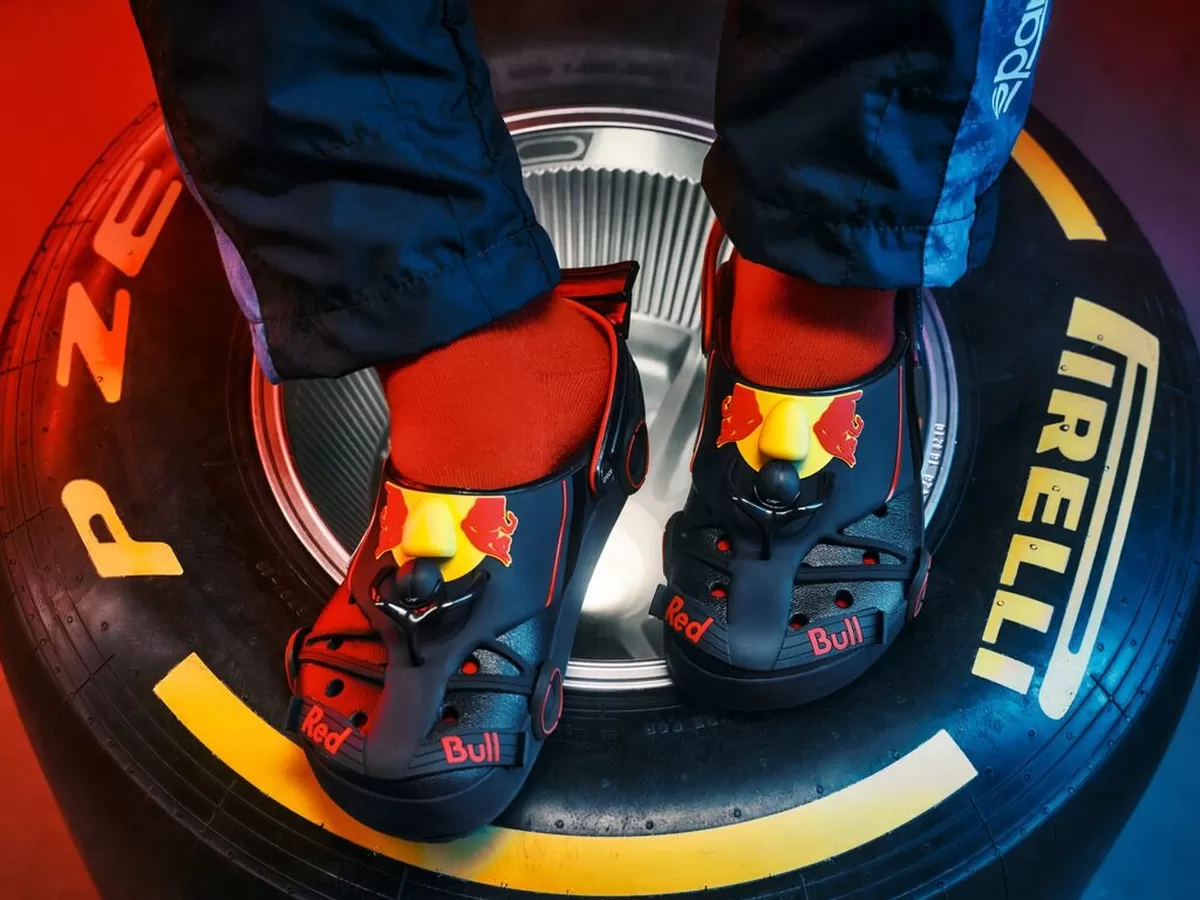 Oracle Red Bull Racing resmi berkolaborasi dengan Crocs dalam koleksi edisi terbatas yang membawa detail teknis mobil F1 langsung ke desain sepatu. (SECTOR)