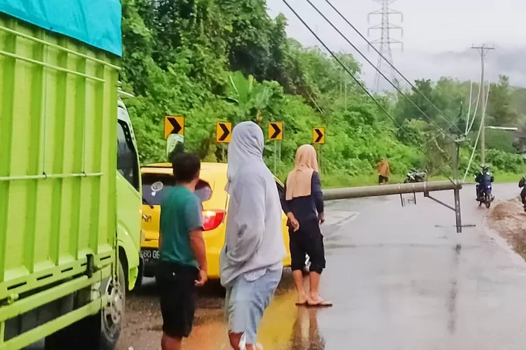 Kondisi tiang listrik yang tumbang kebadan jalan di jalur Trans Sulawesi di Desa Korowou.(Foto: Rudy)