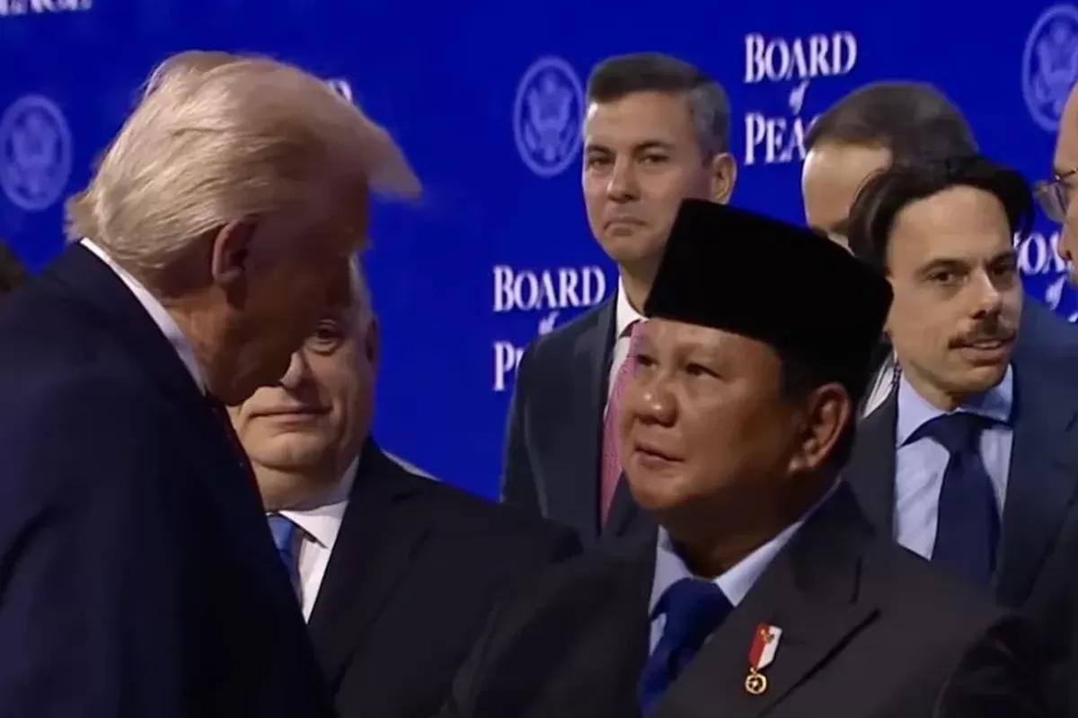 Presiden Amerika Serikat Donald J. Trump (kiri) menyalami Presiden Prabowo Subianto (tiga kanan) selepas acara peluncuran Dewan Perdamaian (Board of Peace) Gaza di Congress Hall WEF 2026, Kota Davos, Swiss, Kamis (22/1/2026).  (Dok. White House)