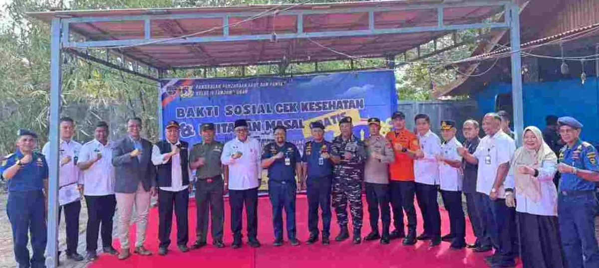 Walikota Tanjungpinang Lis Darmansyah foto bersama jajaran KPLP dan PPLP pada acara bakti sosial. (Foto: Diskominfo Tanjungpinang)