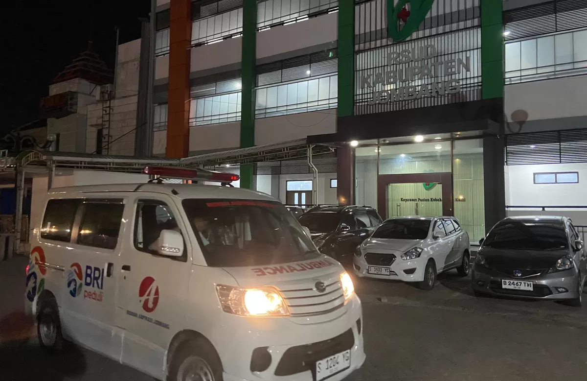 Ambulans BRI peduli milik Yayasan Aspirasi Jombang saat berada di parkiran RSUD Kabupaten Jombang, Jawa Timur. (SketsaNusantara.id/As ad Choirudin)