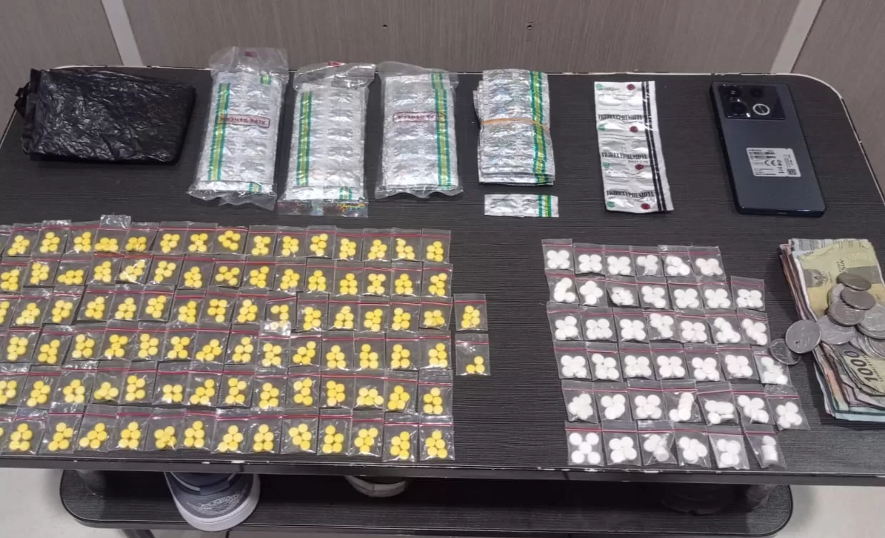 Warung Penjual Tramadol di Cibadak Digerebek Polisi Amankan Ribuan Butir Obat Terlarang  (Isep Panji)