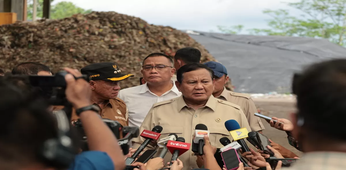 Presiden Republik Indonesia Prabowo Subianto menegaskan, model pengolahan sampah di Tempat Pemrosesan Sampah Terpadu (TPST) Berbasis Lingkungan dan Edukasi Banyumas, Jawa Tengah, layak dijadikan prioritas nasional karena dinilai efektif, sederhana, dan berbasis produk lokal. (Kalimantansatu.com/Dok. Bakom RI)