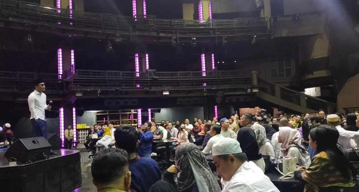 Gus Miftah menggelar tausiah dan buka puasa bersama para pekerja 1001 Hotel dan Colosseum Jakarta pada Selasa 24 Februari 2026. (Kalimantansatu.com/Dok. Promedia Group )