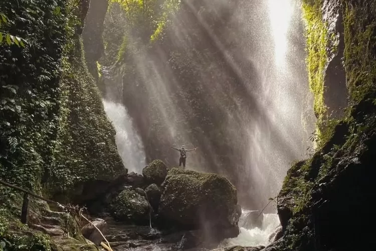 Cahaya yang menyinari Curug Walet menambah ke eksotisan tempat wisata yang ada di kawasan Gunung Salak ini. (instagram @curugwalet)