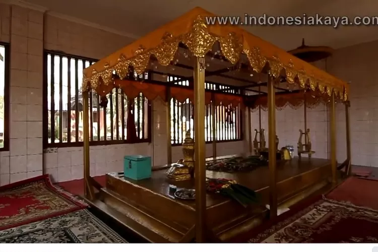 Salah satu  makam yang terdapat di Bukit Siguntang (tangkapan layar facebook @indonesiakaya )