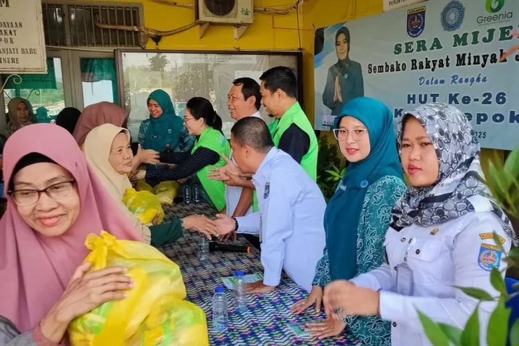 Pemkot Depok bekerjasama dengan Greenia berhasil mengumpulkan 300 liter minyak jalantah, di Kelurahan Pangkalanjati Baru (PJB), Cinere. (RADAR DEPOK)