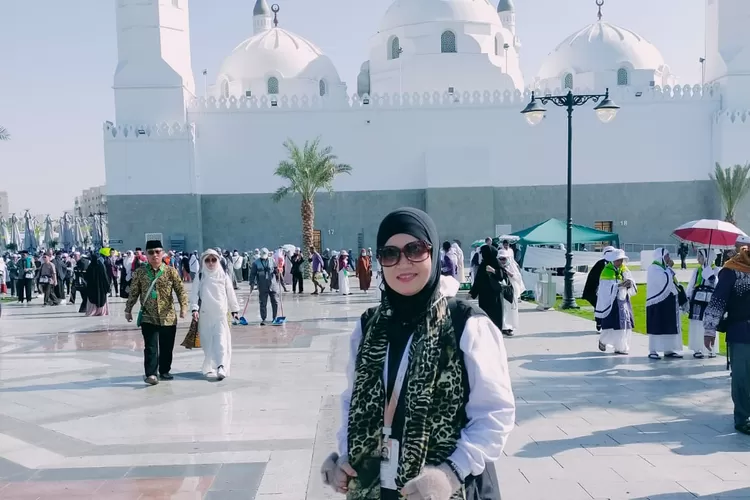 Ketua Kloter 43 JKS atau kloter 4 asal Depok berfoto di sela-sela tugasnya di tanah suci. (DOK PRIBADI)
