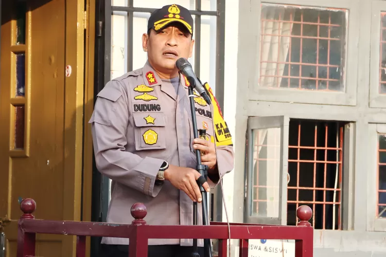 Kapolres Padangsidimpuan AKBP. Dudung Setyawan saat menimpin upacara di SMAN 5 Padangsidimpuan, Senin (15/1/2024).(Foto: Realitasonline.id/RI)