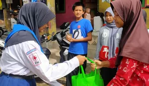 PMR SMPI Dian Didaktika Salurkan Bantuan, Gandeng SMPN 34 Depok Berikan ke Korban Banjir Pondok Cina