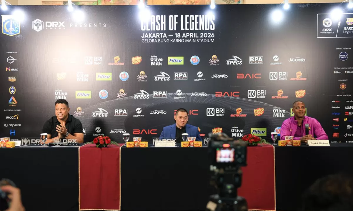 Kapten World Legend Ronaldo, Perwakilan Senyawa Entertainment sebegai penyelenggara, dan Kapten Barca Legend Patrick Kluivert dalam jumpa pers jelang laga  ( Clash of Legends Jakarta 2026)