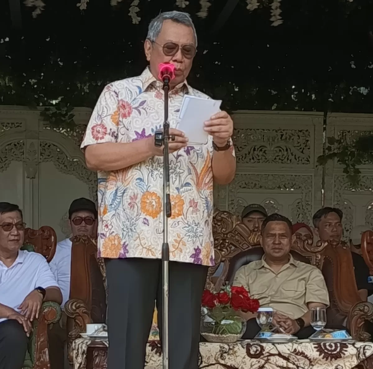 Benyamin Davnie menegaskan pentingnya kesiapan Kota Tangerang Selatan dalam menghadapi perubahan global, khususnya terkait transisi energi dari bahan bakar fosil menuju energi terbarukan yang lebih ramah lingkungan.