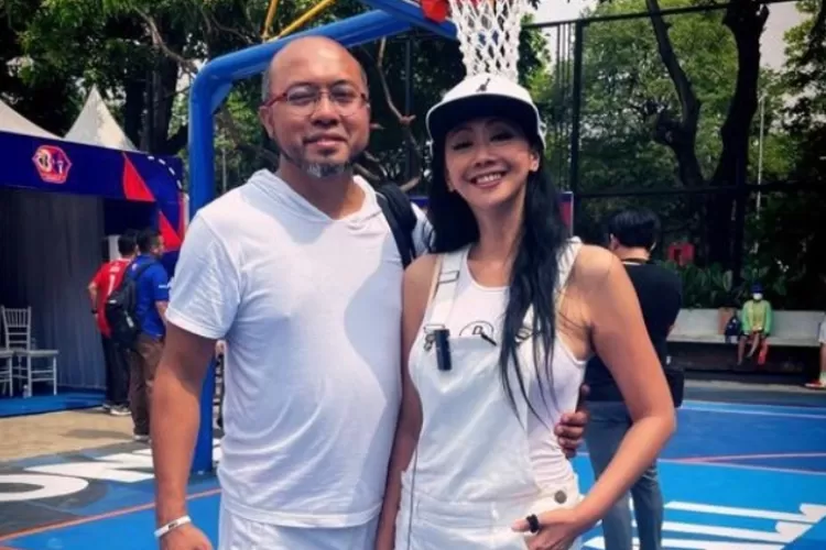 Potret Artis Asri Welas dengan sang suami, Galiech Raharja (Instagram.com/@asri_welas)