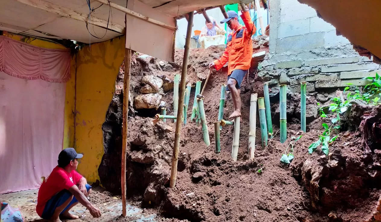 Tebing ambruk timpa tembok kamar 2 korban luka (M Afnan - TatarMedia.ID)