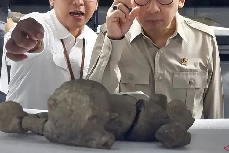 Menteri Kebudayaan Fadli Zon (kanan) saat meninjau fasilitas penyimpanan koleksi ilmiah arkeologi Badan Riset dan Inovasi Nasional (BRIN) di Cibinong, Kabupaten Bogor, Jawa Barat pada Senin (30/6)  (Elizabeth Widowati )