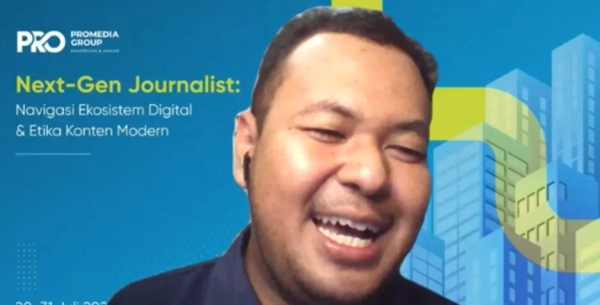 Pimred About Malang, Arvendo Mahardika dalam  'Bootcamp Next-Gen Journalist: Navigasi Ekosistem Digital dan Etika Konten Modern' bersama Promedia Group via daring, pada Jumat, 31 Juli 2026. (Dok. Promedia Group )
