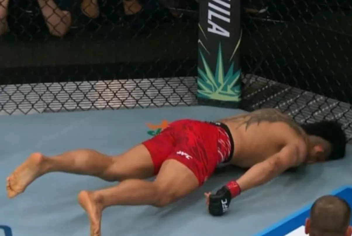 Jeka tersungkur tak sadarkan diri.