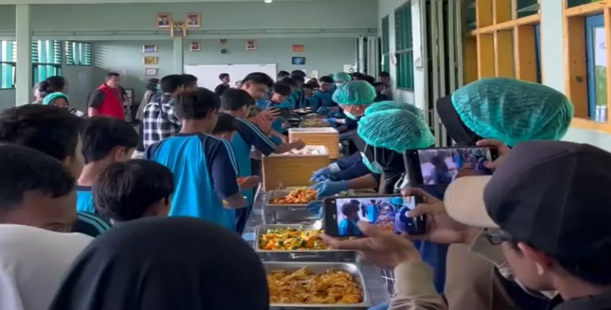 Mencoba untuk menghadirkan suasana kebersamaan dan lebih guyub, Satuan Pelayanan Pemenuhan Gizi (SPPG) Gunungpuyuh Karamat, Kota Sukabumi, Jawa Barat menyajikan menu Makan Bergizi Gratis (MBG) dengan cara berbeda. Kali ini, dapur MBG itu menyajikan makanan secara prasmanan. (Kalimantansatu.com/Dok. Tim Media Presiden Prabowo Subianto)