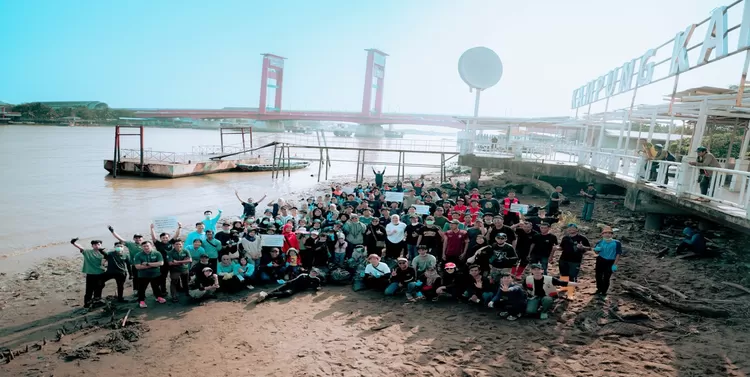 Berawal dari video viral tumpukan sampah yang ditonton lebih dari satu juta kali, aksi nyata bertajuk The Guardians of The River sukses mengumpulkan lebih dari 7 ton sampah di bantaran Sungai Musi, kawasan Kampung Kapitan, Palembang, pada Sabtu (25/7/2026).