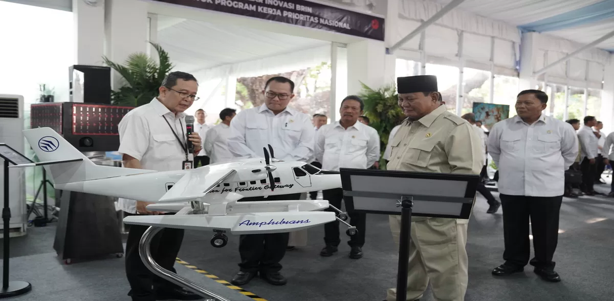 Presiden RI Prabowo Subianto melihat teknologi pesawat saat pertemuan dengan jajaran Badan Riset dan Inovasi Nasional (BRIN) di Halaman Tengah Istana Negara, Jakarta, Rabu (6/8/2026) sore. (Kalimantansatu.com/Dok. Bakom RI)