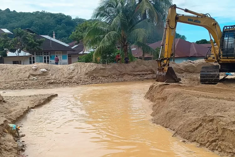 Saat kegiatan normalisasi sungai Ark Doras di kota Sibolga untuk penanganan darurat banjir (bnpb.go.id)