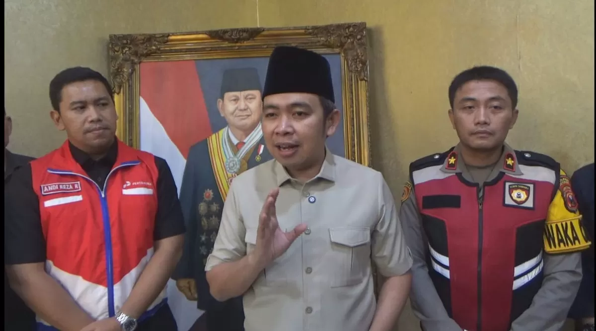 Bupati Jember Gus Fawait saat memberikan konfirmasi. (Angga Juli Setiawan/SketsaNusantara.id)