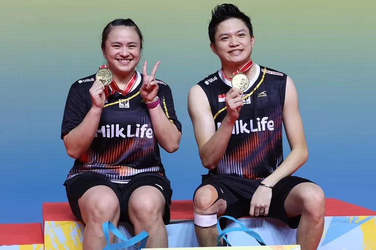 Ganda campuran Indonesia Bobby Setiabudi-Melati Daeva Oktavianti meraih juara wondr by BNI Indonesia International Challenge 2025 setelah menaklukkan Renaldi Samosir-Masita Mahmudin dengan skor 21-8, 12-21, 21-12 pada partai final di GOR Amongrogo, Yogyakarta, Minggu (23/11). (Foto: Dok. PBSI)