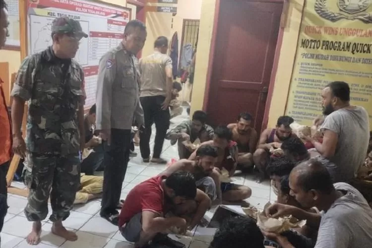 Puluhan WNA Terdampar di Perairan Sukabumi Berusaha Kabur dari Polisi -  Bicara Network