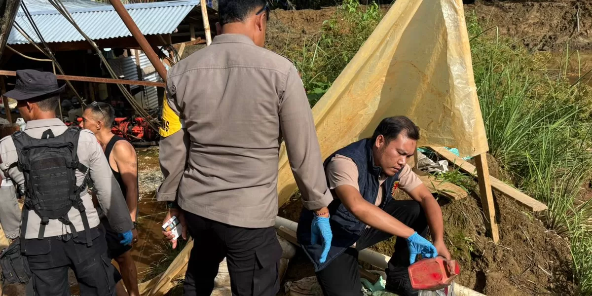 Foto : Personel Sat Reskrim Polres Abdya, melakukan pengecekan lokasi penampungan limbah tong emas yang meluap, di Desa Blang Dalam, Kecamatan Babahrot. Foto direkam Kamis (9/4/2026) sore lalu. 