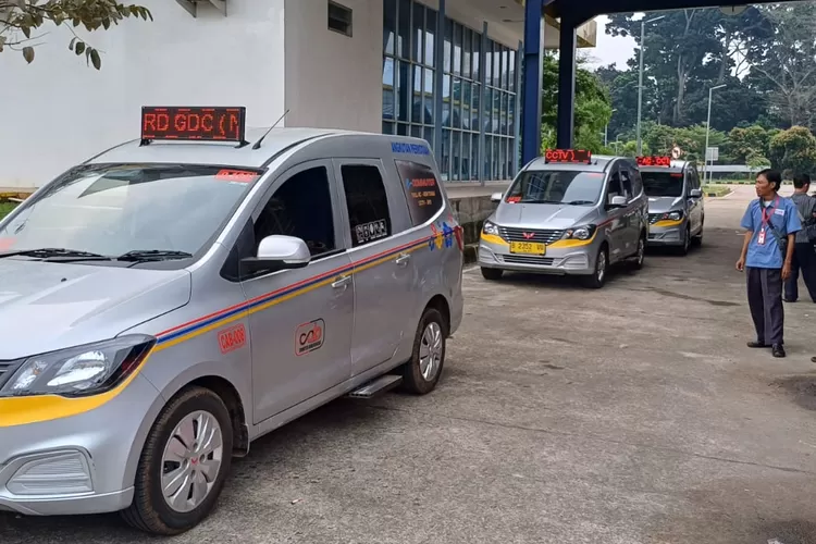 Tampak angkot AC yang sedang menunggu jadwal jalan di Terminal Jatijajar, Kecamatan Tapos, Kota Depok. (ANDIKA EKA/RADAR DEPOK)