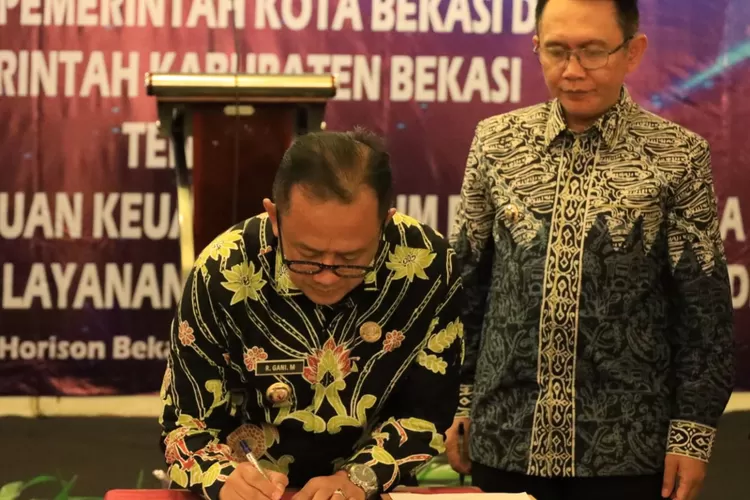 Pj Wali Kota Bekasi dan Pj Bupati Bekasi meneken perjanjian bantuan keuangan untuk pemisahan aset Perumda Tirta Bhagasasi. (FPTO: Dharma/Suarakarya.id)