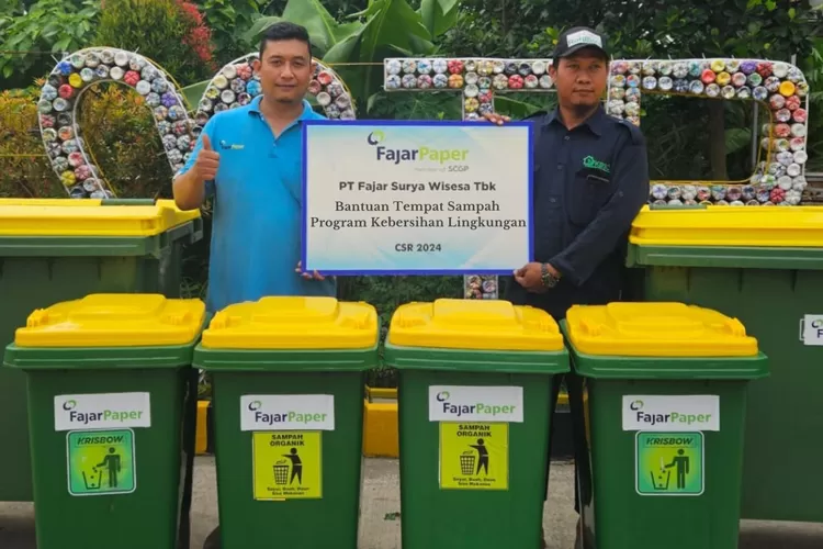 Fajar Paper menyerahkan 190 Unit tempat sampah ke 10 Desa di Kabupaten Bekasi dengan mendukung program Kampung Iklim. (FOTO: Humas Fajar Paper)