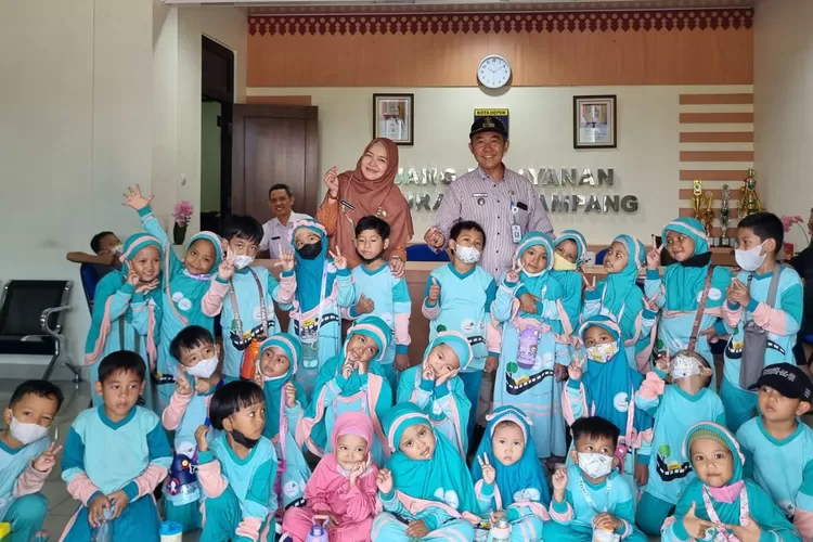 Suasana murid Paud Lazan Edu Center bersama guru dan Lurah Mampang Darmawansyah (tengah) di Kantor Kelurahan Mampang, Kecamatan Pancoranmas, kemarin.  (ISTIMEWA)