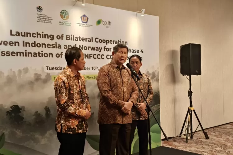 Hashim Djojohadikusumo dan Menteri Lingkungan Hidup membahas soal bambu.