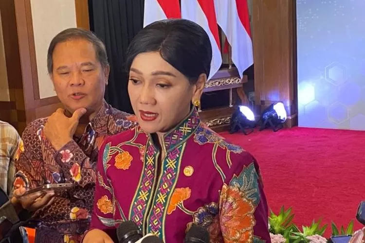 Kepala Eksekutif Pengawas Perilaku Pelaku Usaha Jasa Keuangan, Edukasi dan Pelindungan Konsumen OJK Friderica Widyasari Dewi saat media briefing di Menara Radius Prawiro, Kompleks Bank Indonesia, Jakarta, Selasa (11/3/2025).  (ANTARA/Rizka Kherunnisa)